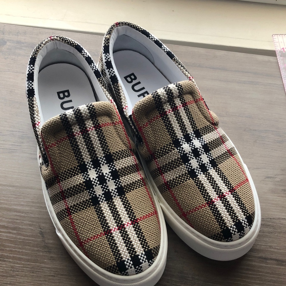 NWT Burberry Thompson Check Slip ons size 37 - Picture 1 of 14